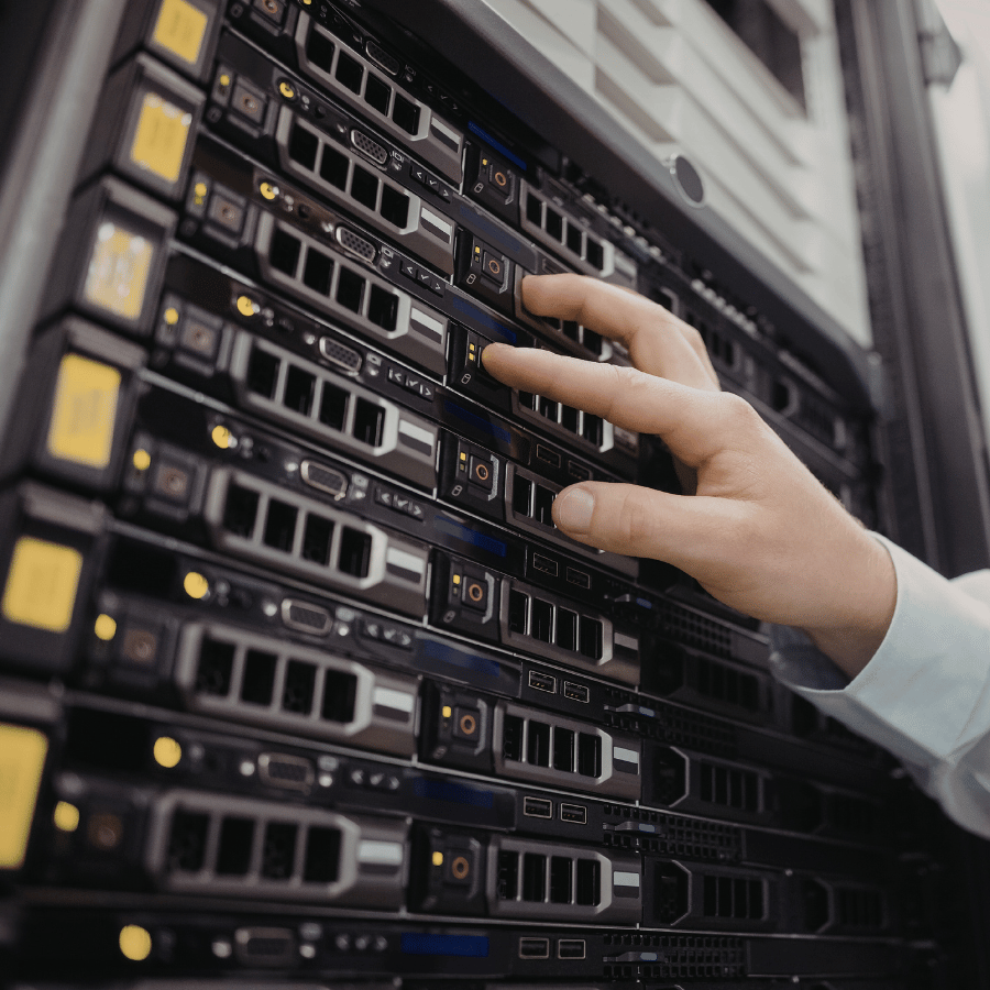 איך נראית חוות שרתים מוכנה ל-AI באמת: ארכיטקטורה, חשמל, קירור ורשת בעידן GPU