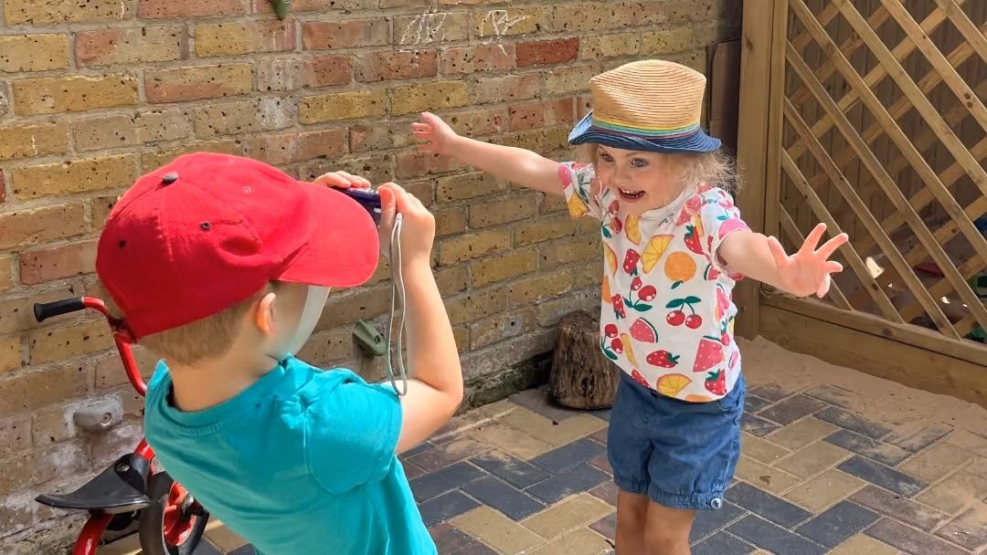 Fennies children using cameras