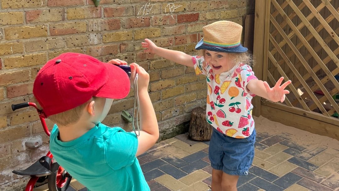 Fennies children using cameras