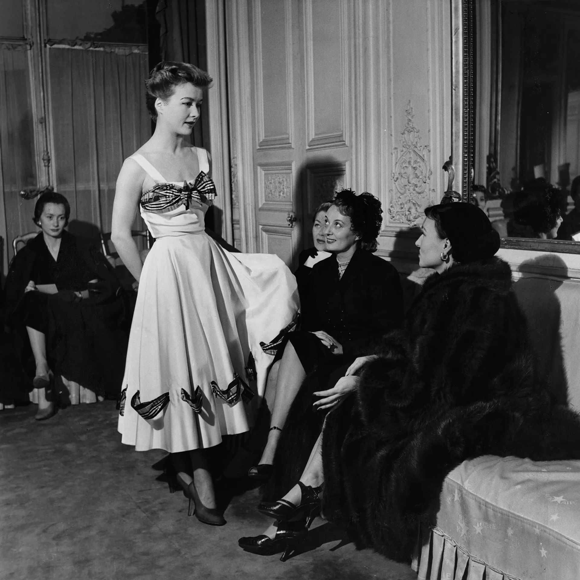 Закрытый показ Schiaparelli в Париже, 1952 г.