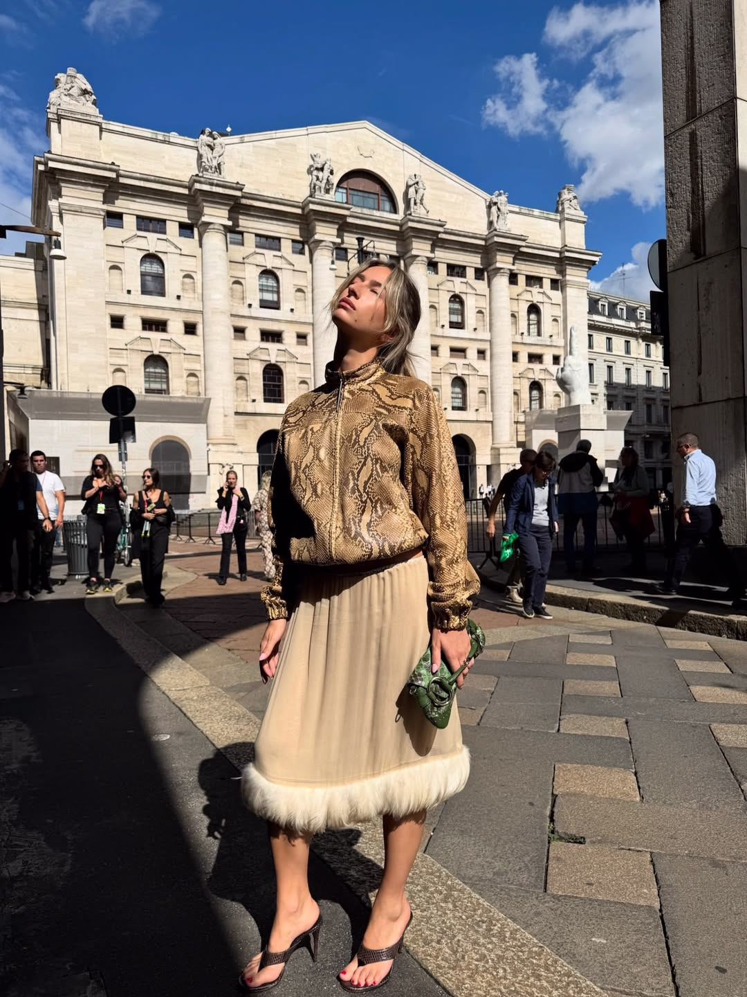 Изабель Аллен в юбке Gucci SS 1999