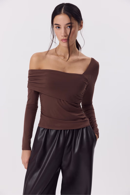 Лонгслив со спущенным плечом CHARMSTORE