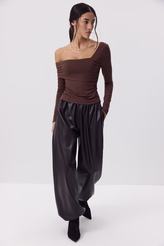 Лонгслив со спущенным плечом CHARMSTORE