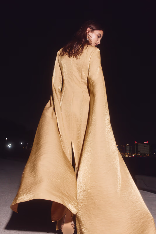 Вечернее платье из парчи с рукавом-мантия LIME 