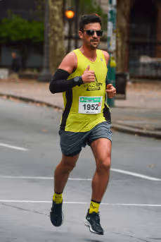 foto do treinador da pro elite assessoria correndo na rua