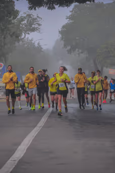 foto dos alunos da pro elite assessoria correndo na rua