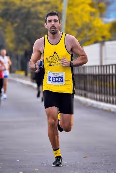 foto do treinador da pro elite assessoria correndo na rua