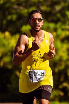 foto do treinador da pro elite assessoria correndo na rua