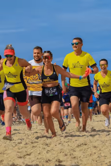 foto dos alunos da pro elite assessoria correndo na praia