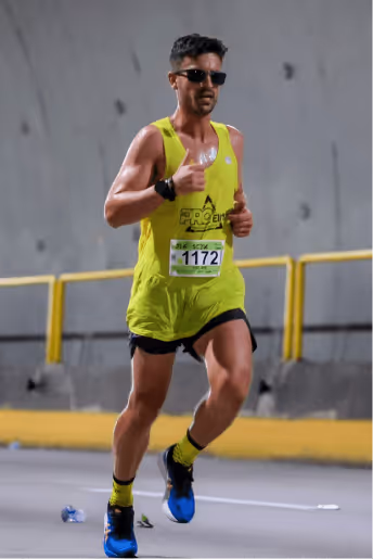 foto do treinador da pro elite assessoria correndo na rua