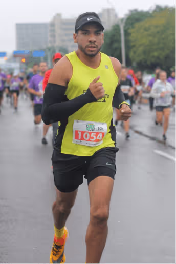 foto do treinador da pro elite assessoria correndo na rua
