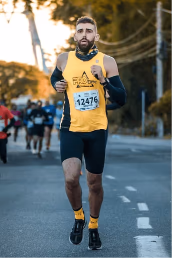 foto do treinador da pro elite assessoria correndo na rua
