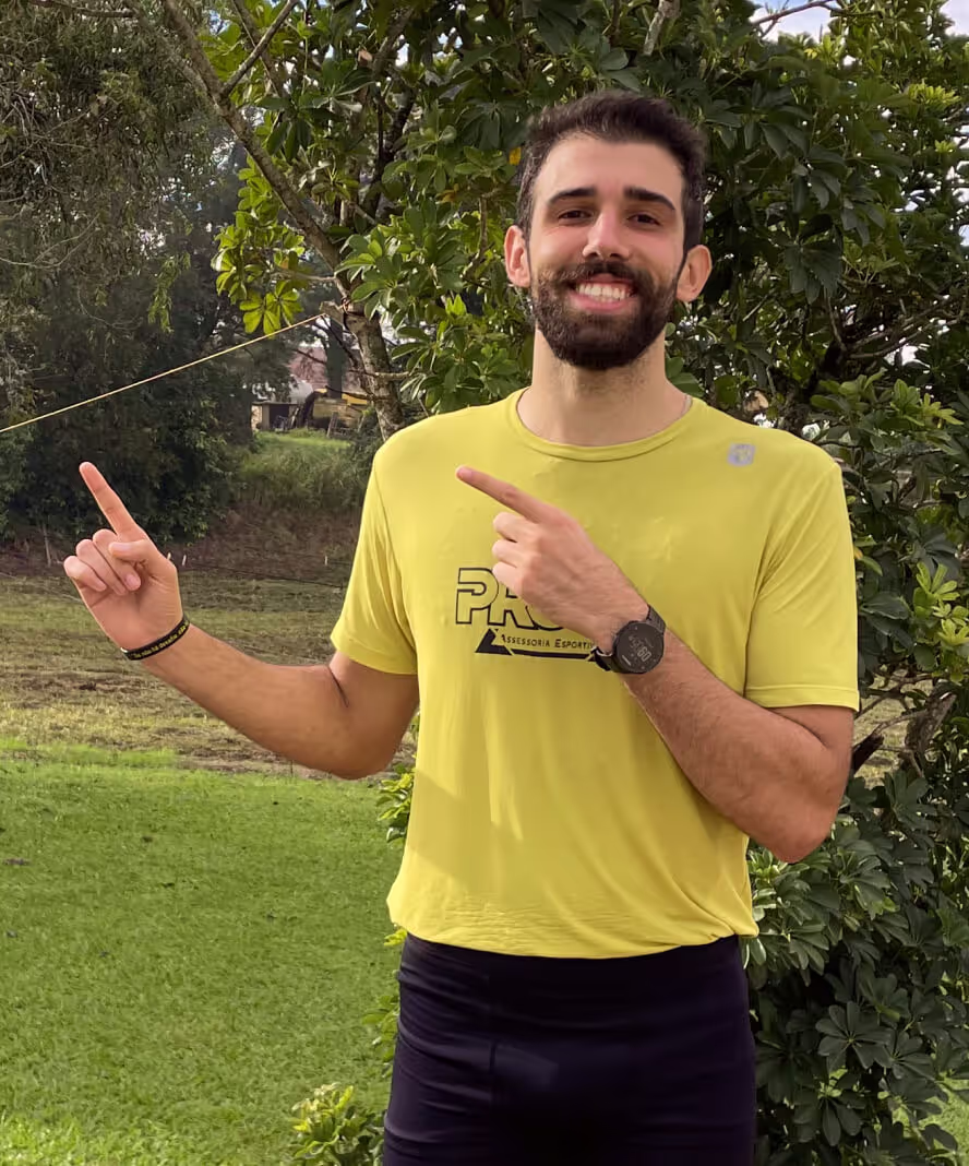treinador da pro elite sorrindo e apontando para o lado