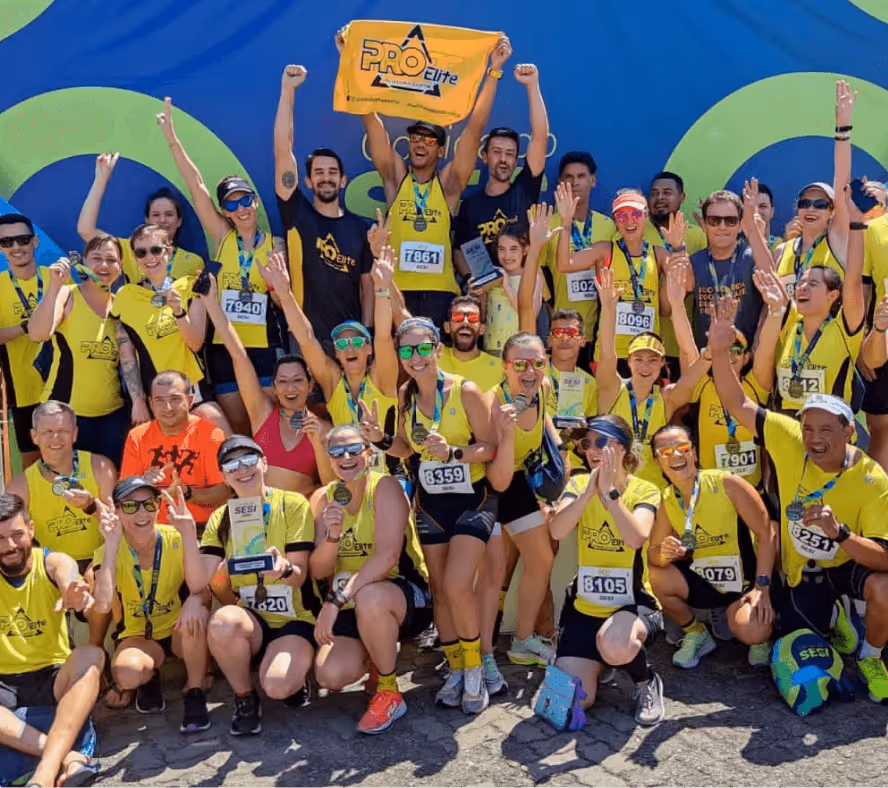 Alunos da pro elite e professores comemorando suas conquistas na maratona