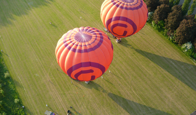 Twee luchtballonnen die op het punt staan op te stijgen