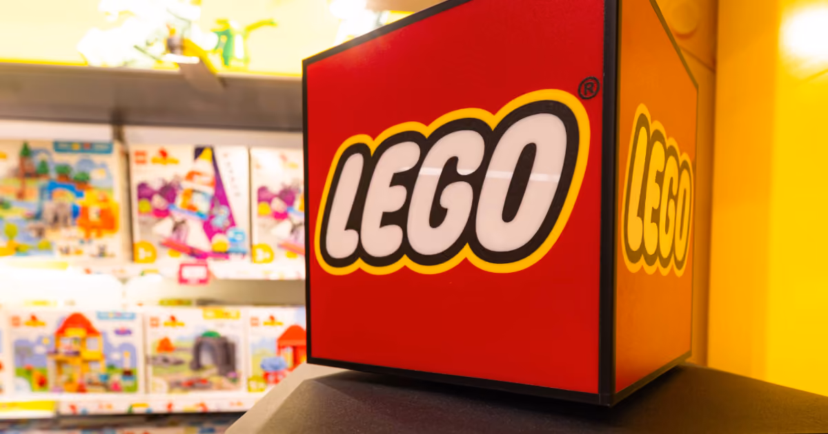 The LEGO Case: QR Codes as a Bridge Between Worlds