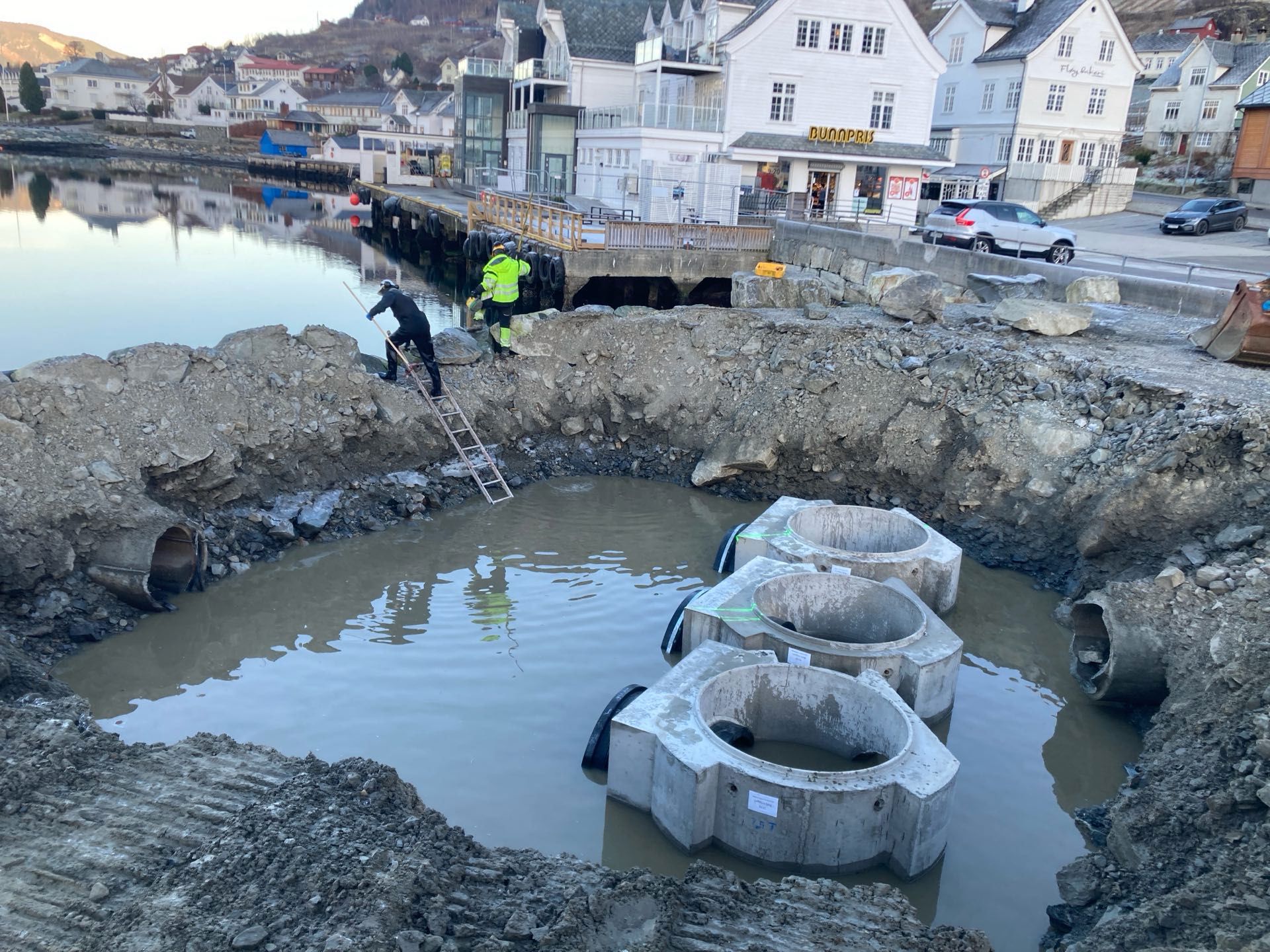 Frå møteplass til midtpunkt