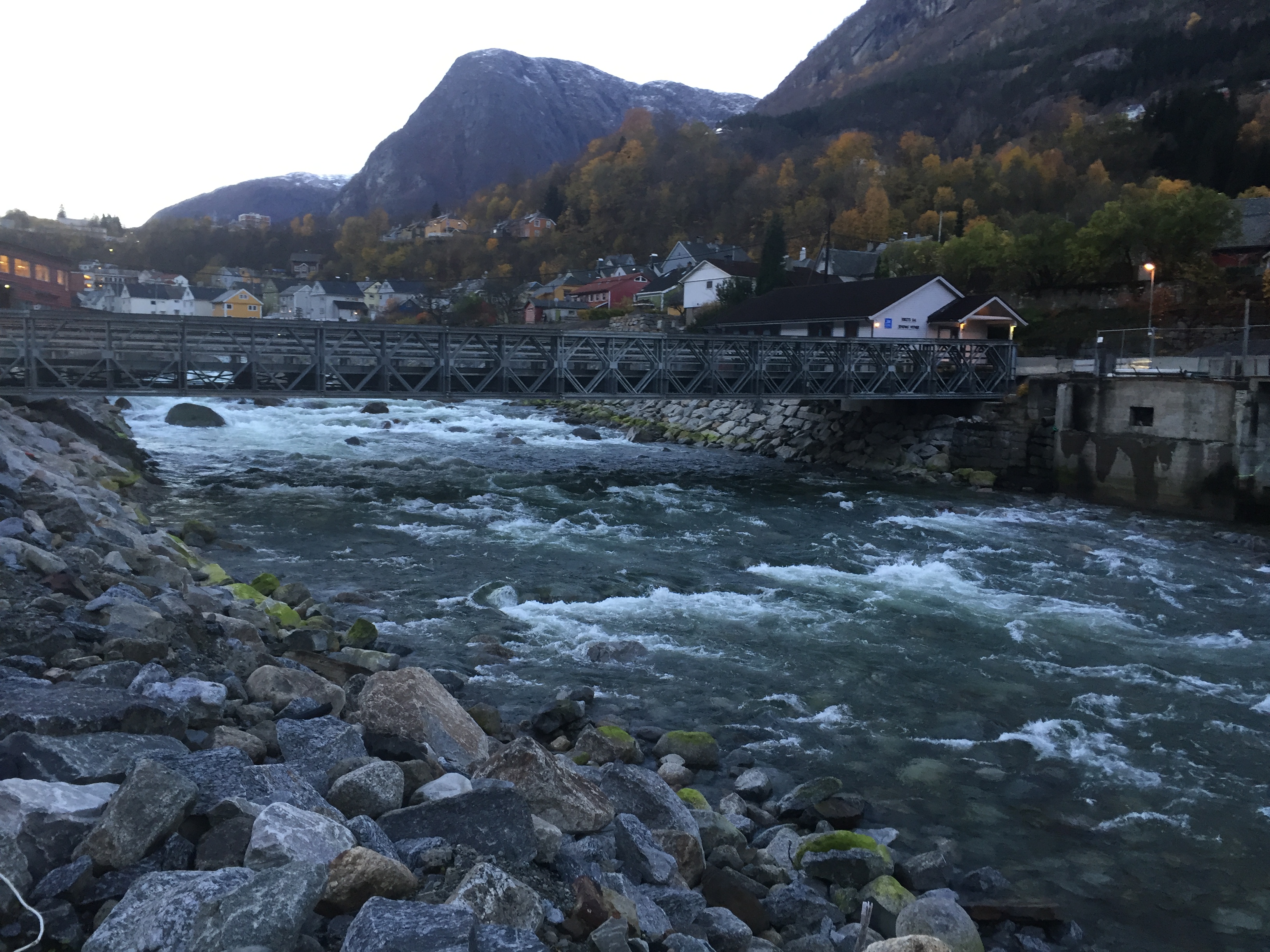 Vi bygger bru - og sambandet mellom to grender