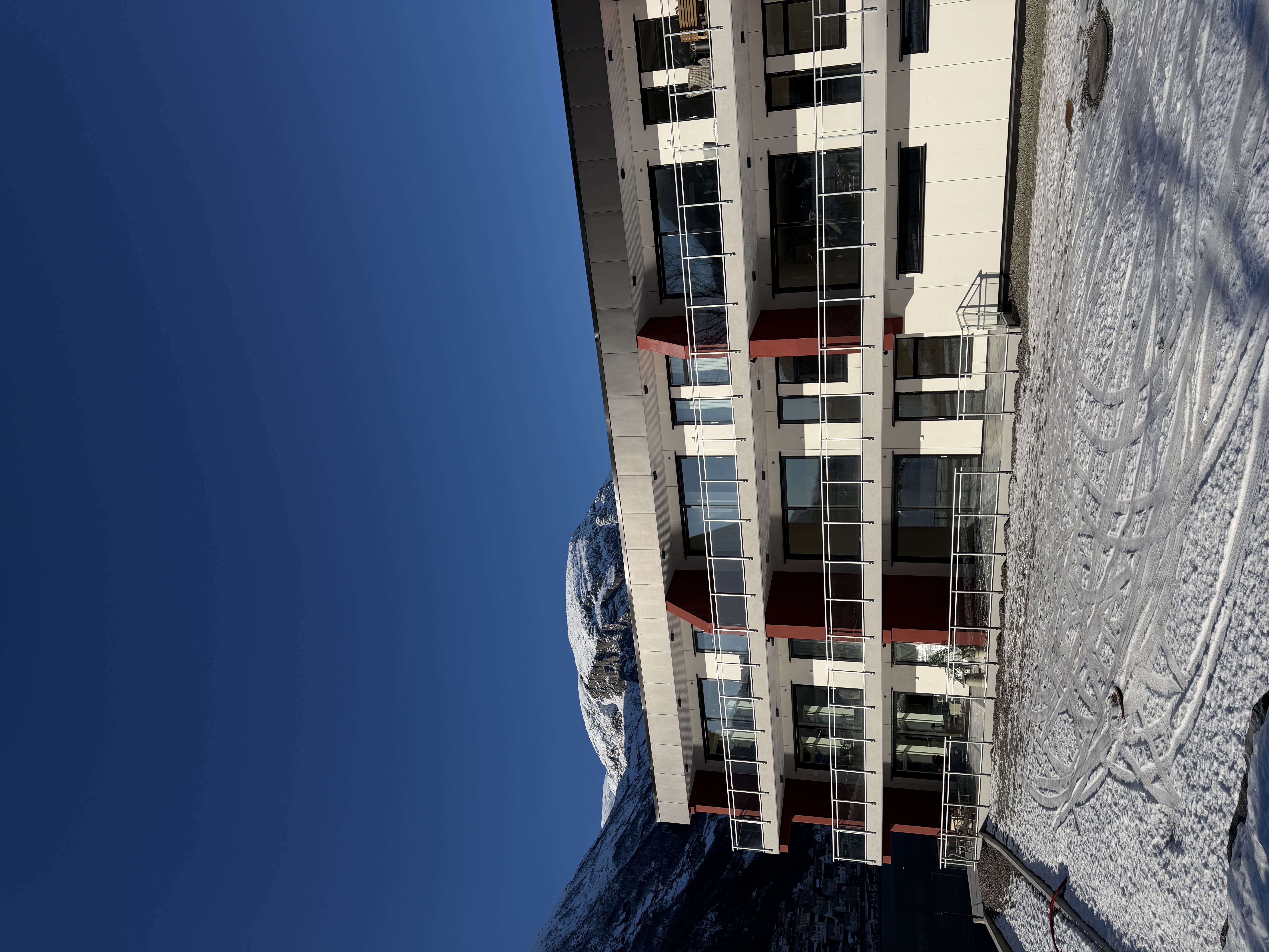 Moderne leilegheiter med utsikt mot fjord og fjell