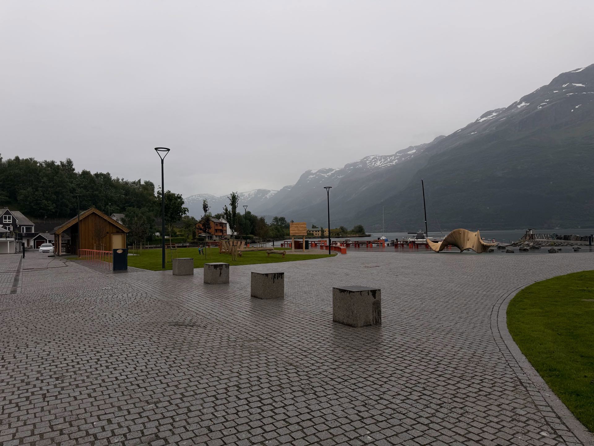Frå møteplass til midtpunkt