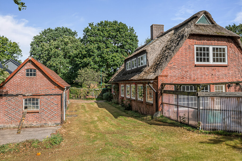 "Einfamilienhaus aus Reet in Oldendorf | RAHMANN Immobilien"