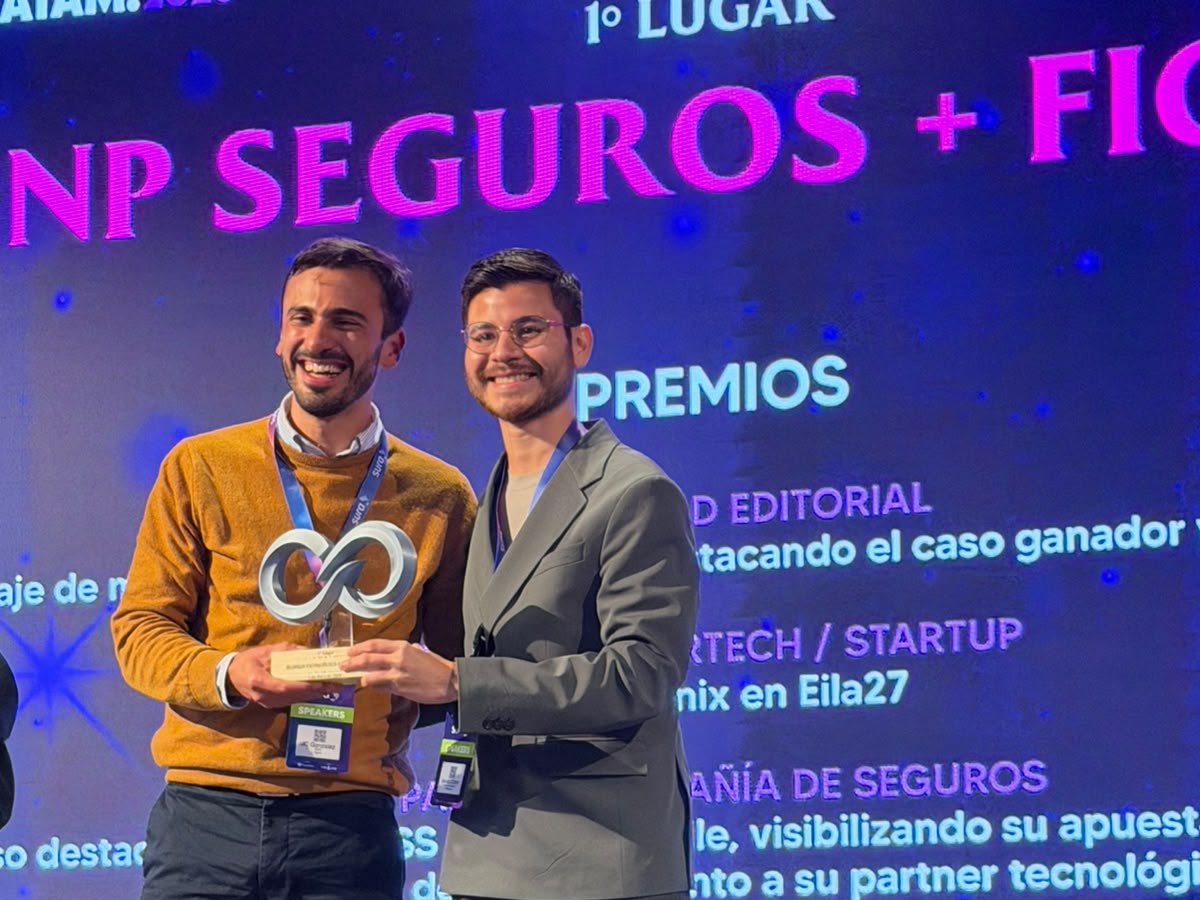Juan Camilo González y Jesús Benito Cinco sostienen el premio de GNP y Figuro en EILA 2026