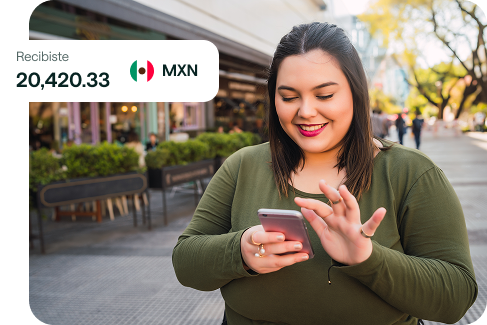 Mujer contenta porque recibio su transferencia por Felix