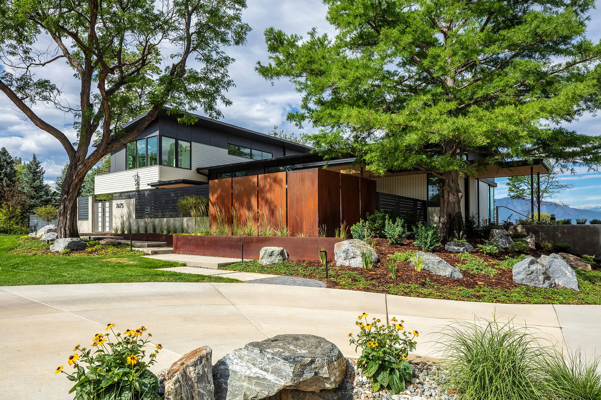 Horizon Studio: A modern, creative space for artists and designers to collaborate and bring their visions to life.