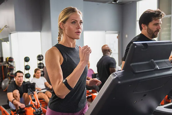 La marcha rápida hace honor a su nombre en Orangetheory Fitness