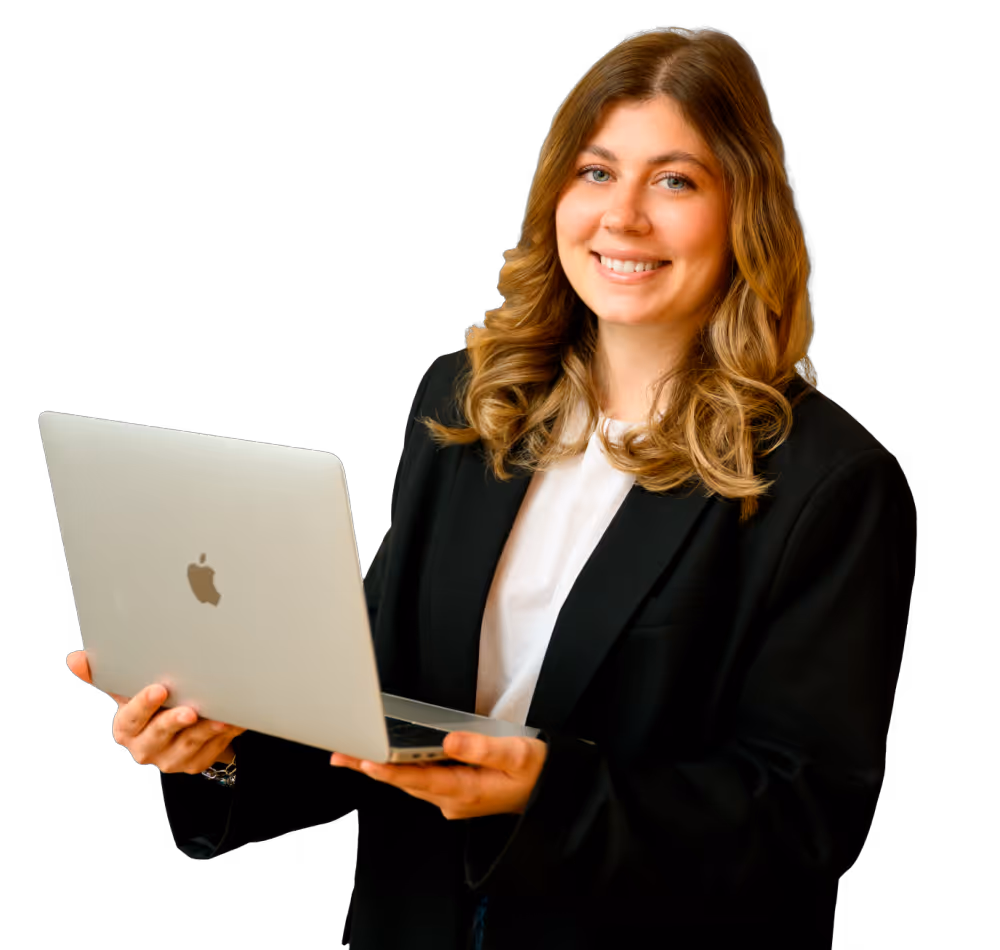Freonit Mitarbeiterin mit Laptop bei der Arbeit