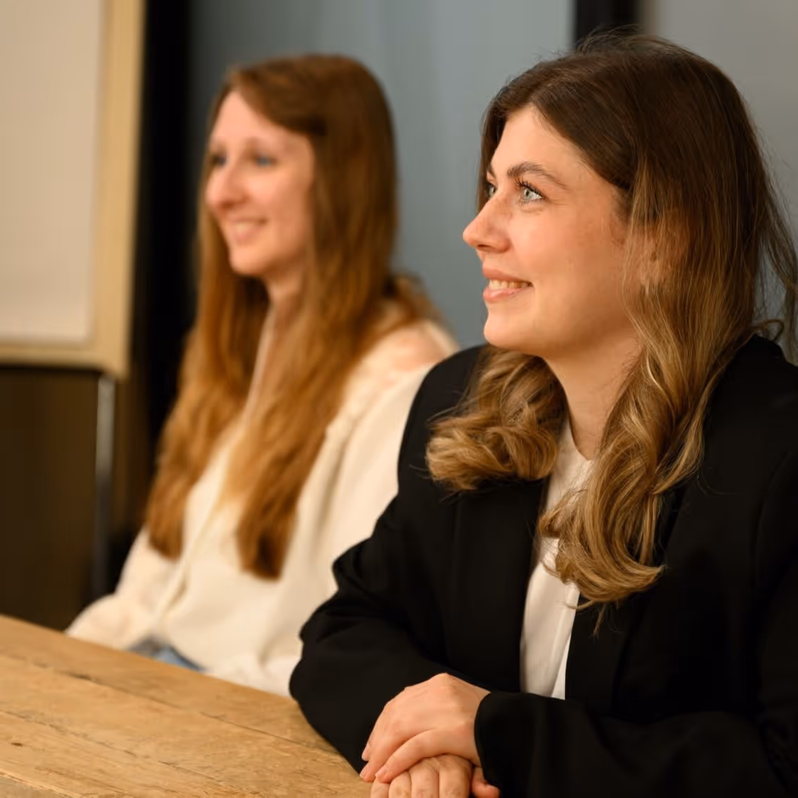 Zwei Personen sitzen bei einem Gespräch