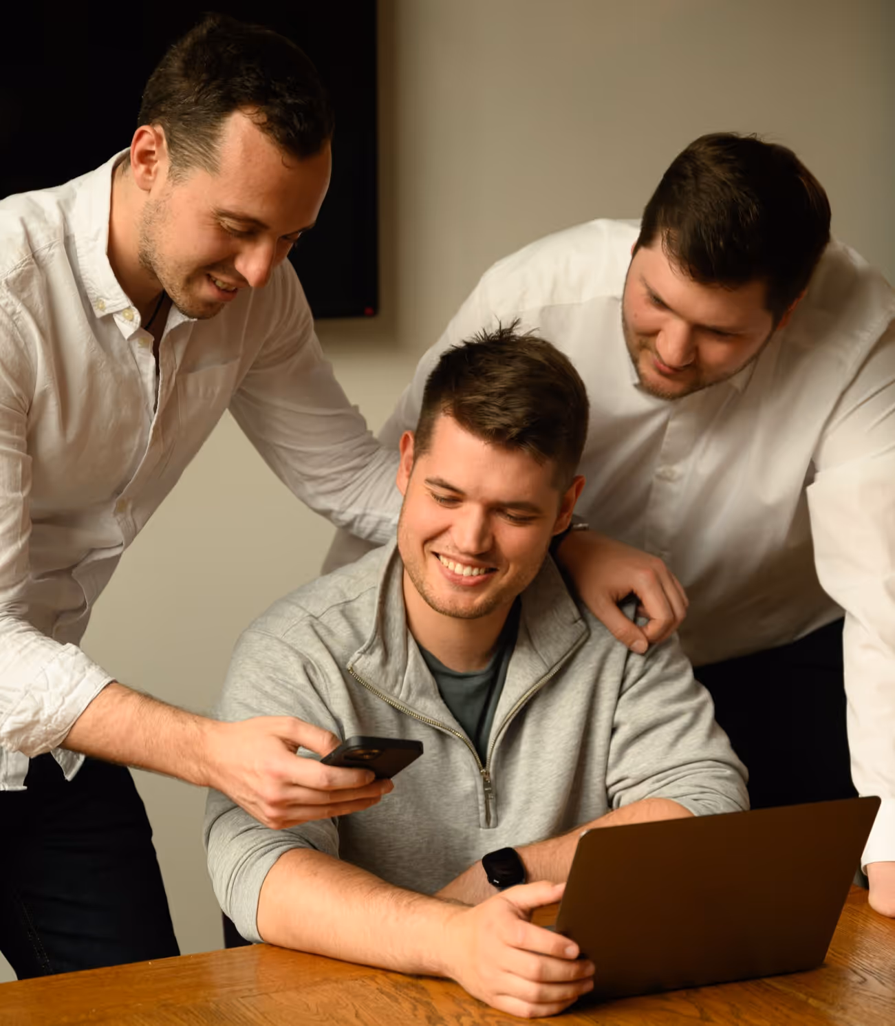 Drei Teammitglieder von Freonit diskutieren IT-Projekte im Meeting-Raum