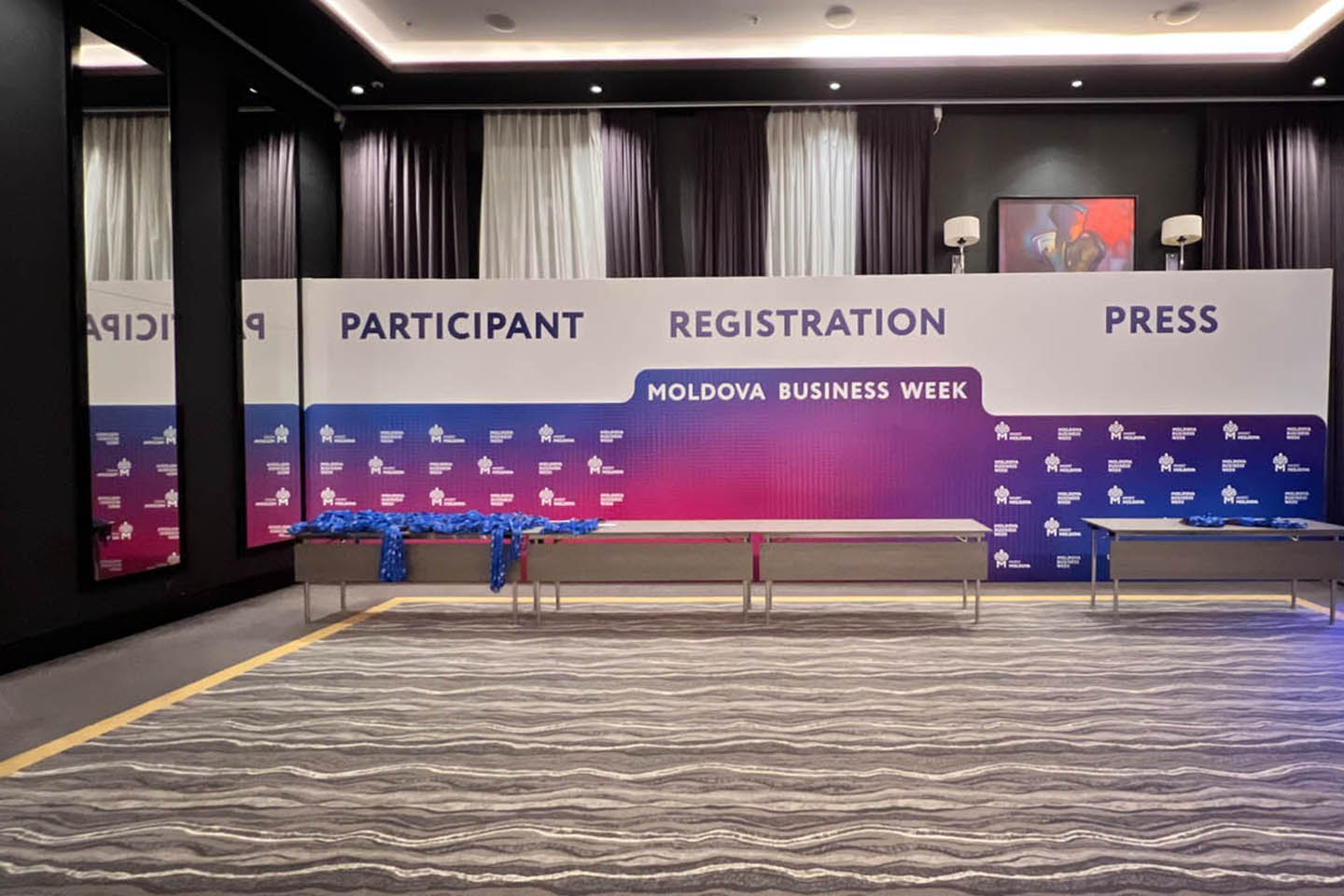 Стойка регистрации с тремя секциями: участник, регистрация и пресс на мероприятии Moldova Business Week.