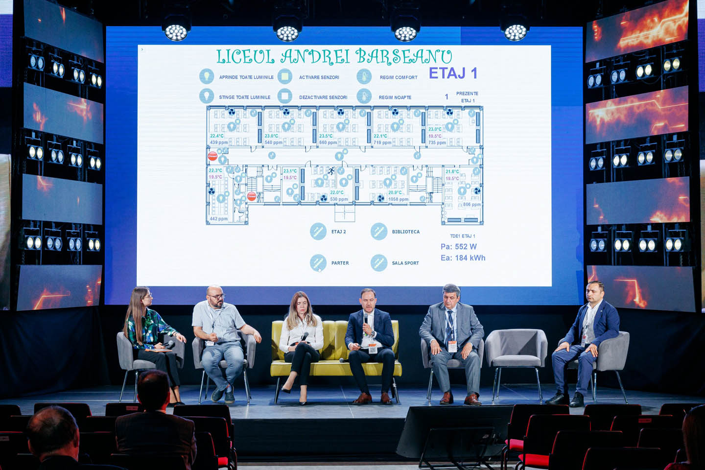 Панель с пятью участниками сидит на сцене перед большим экраном с планом этажа школы «Liceul Andrei Barseanu».