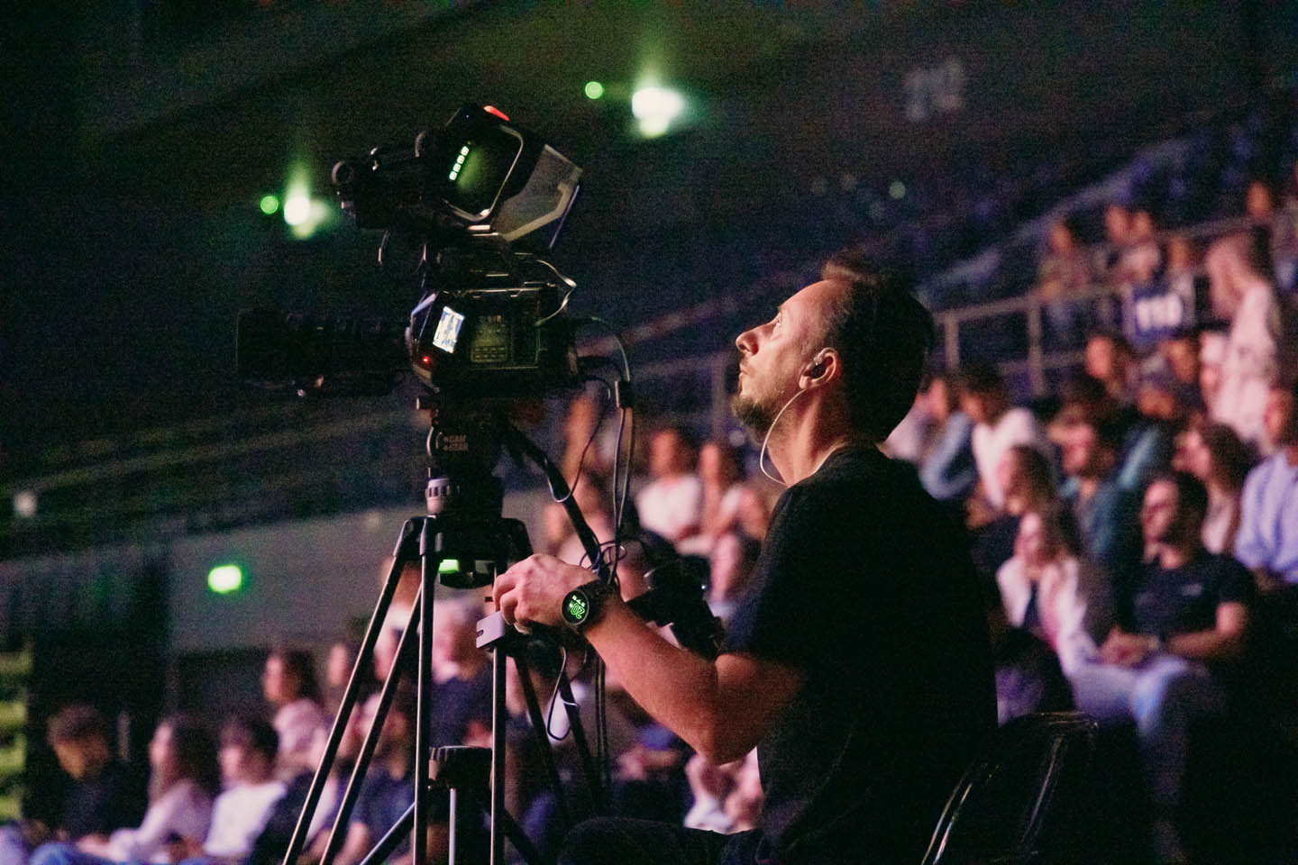 Зрители в зале мероприятия, организованного Media Show Group, аплодируют под сценическим светом от Line Production.