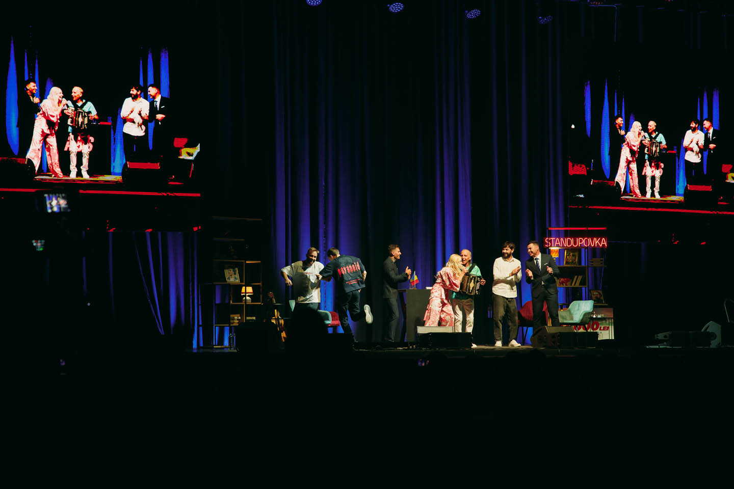 Финал шоу: аплодисменты зала под профессиональной трансляцией Line Production, организованной Media Show Group.