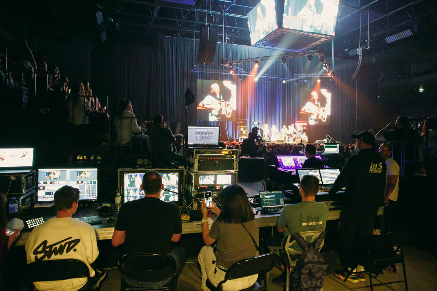 Профессиональная сцена с освещением и звуком от MS-Prod, во время трансляции события Media Show Group.