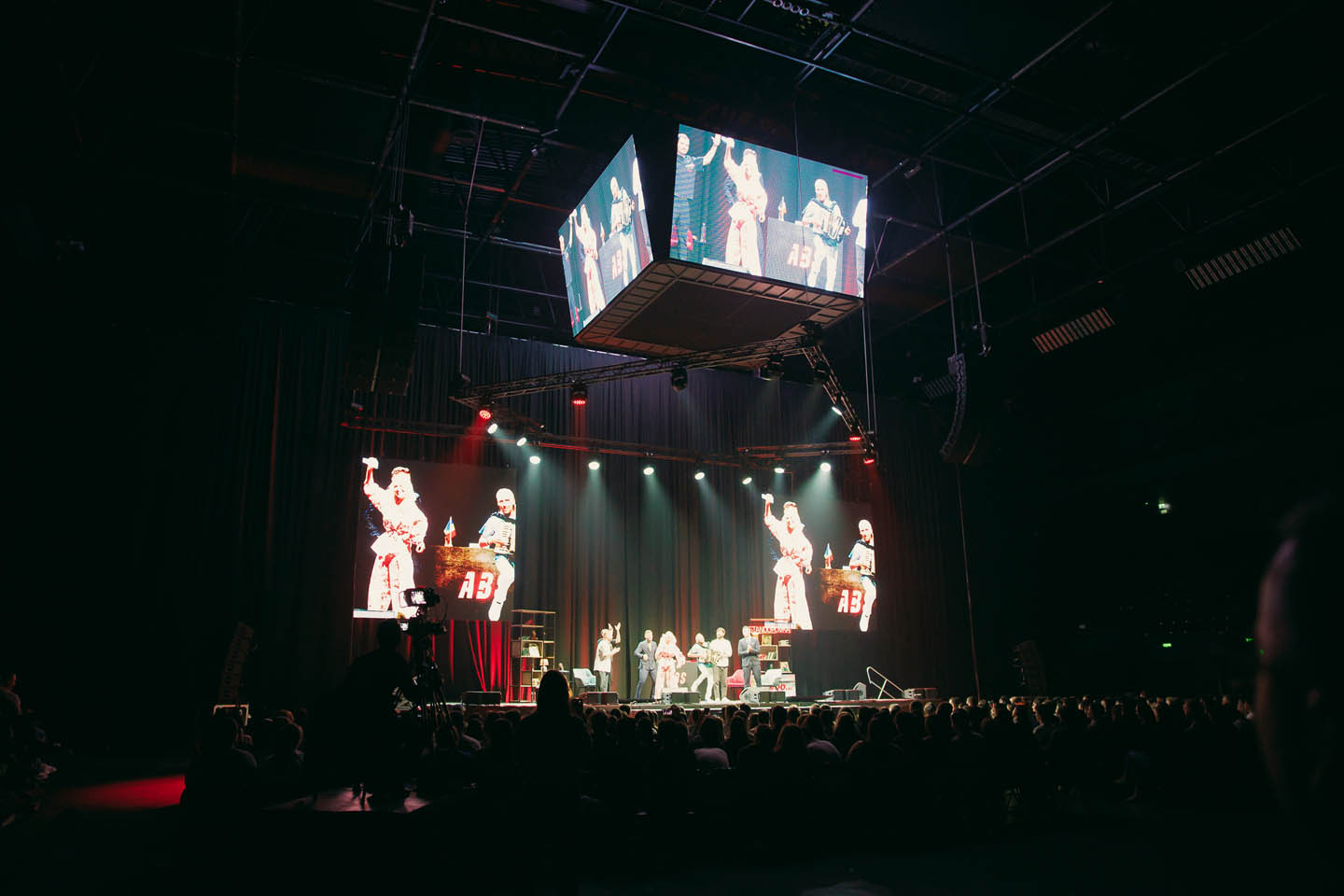 Сценическое оборудование с акцентом на освещение от MS-Prod, в рамках мероприятия под управлением Line Production и Media Show Group.