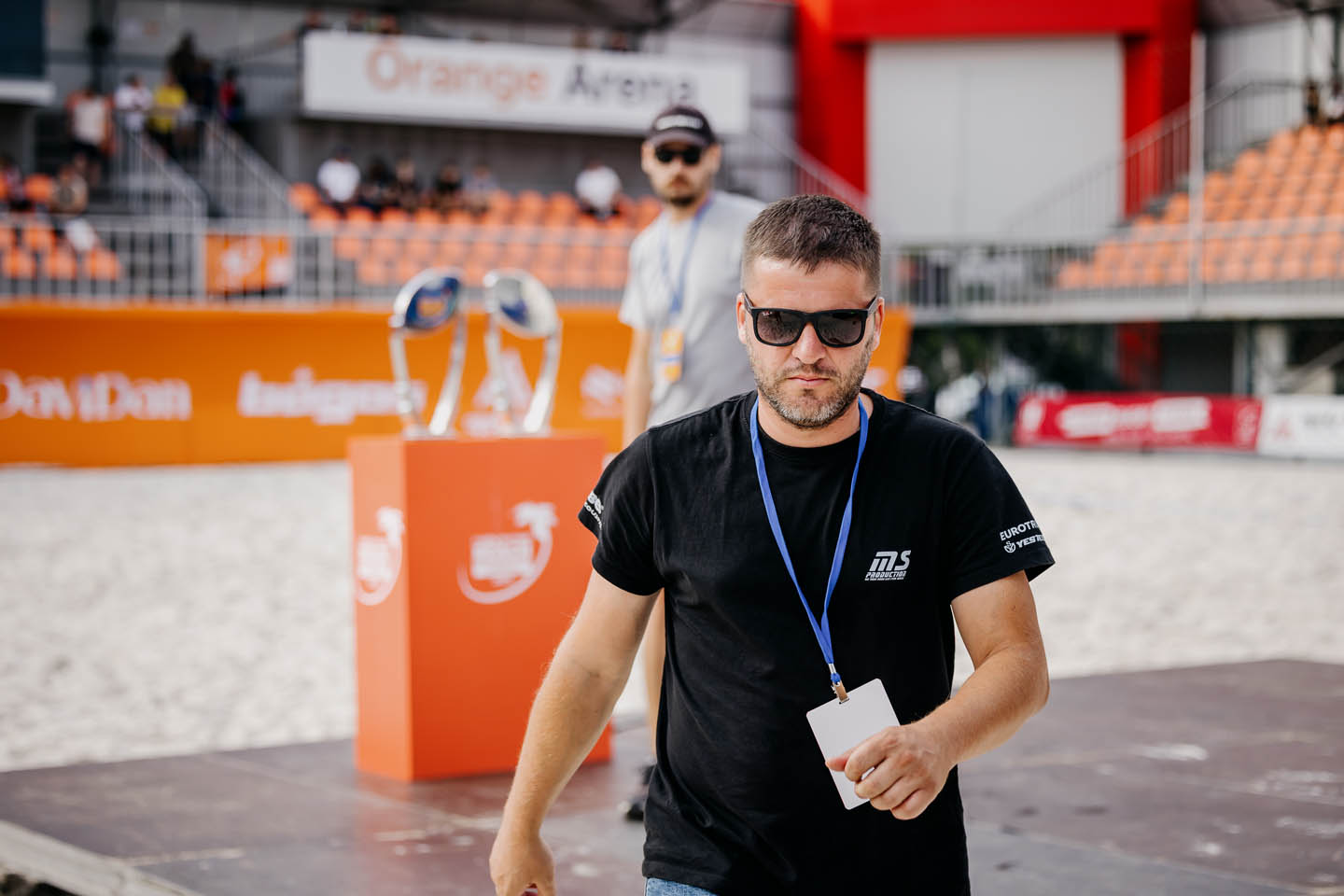 Прямая трансляция матча на большом экране от MS-Prod, с видеосъемкой Line Production для события Rugby Europe Beach Championship под эгидой Media Show Group.