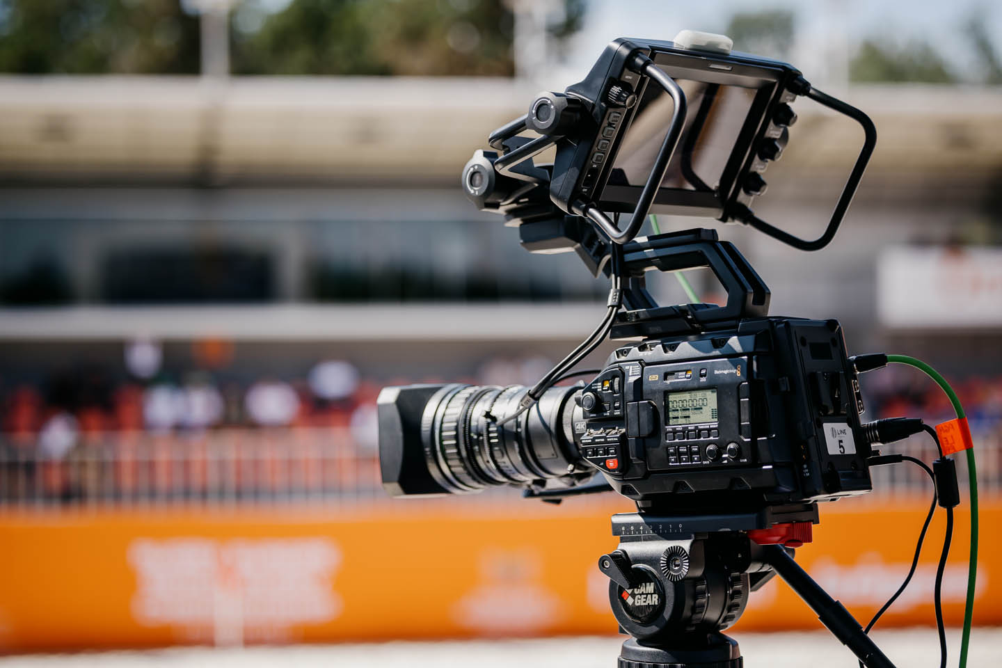 Группа болельщиков аплодирует игрокам, под надежной охраной Libra Guard во время мероприятия Rugby Europe Beach Championship, организованного Media Show Group.