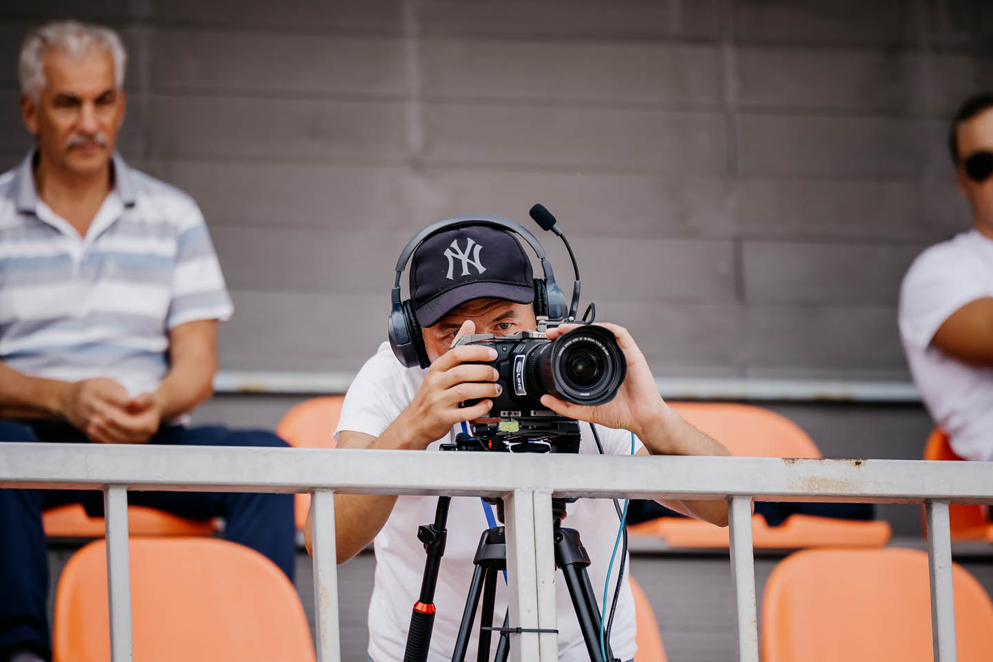 Женская команда в напряженном поединке на песке, с обеспечением безопасности Libra Guard и организацией Media Show Group.