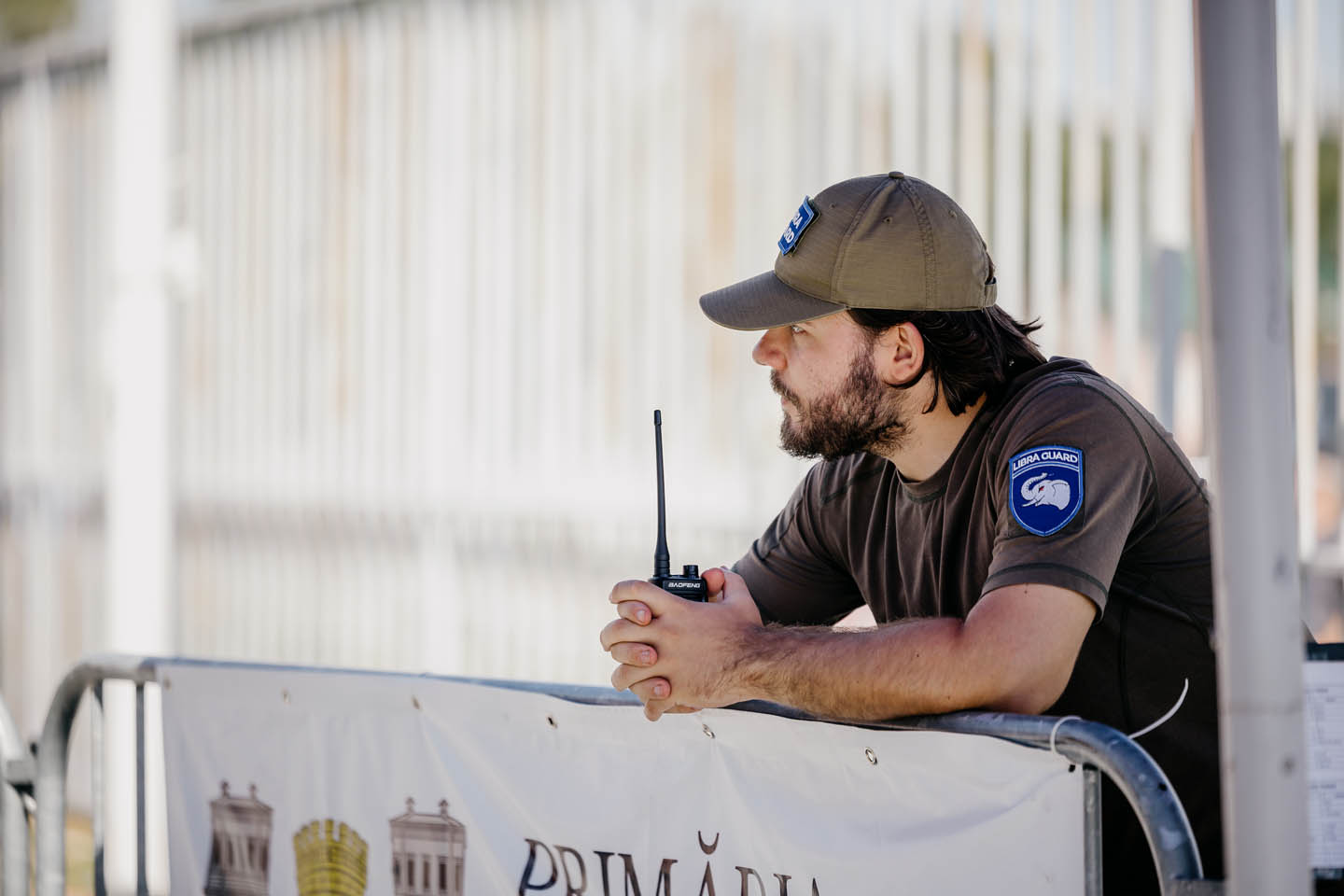 Команда Португалии празднует победу в мужской категории на Rugby Europe Beach Championship 2025, запечатлено камерами Line Production для Media Show Group