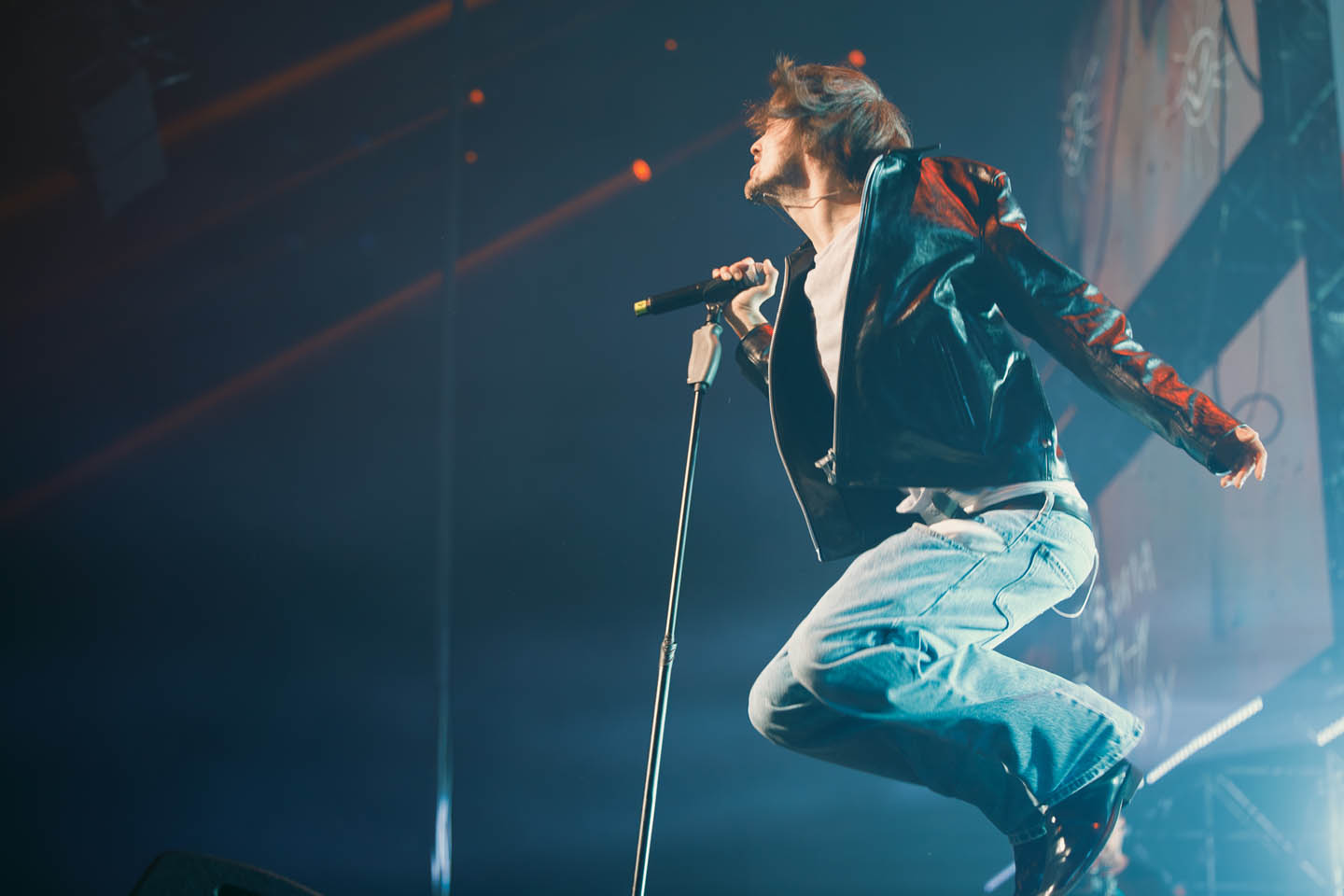 Multicam-кадр перформанса с 3 операторами Line Production, в проекте Media Show Group с клиентом Nolimit.