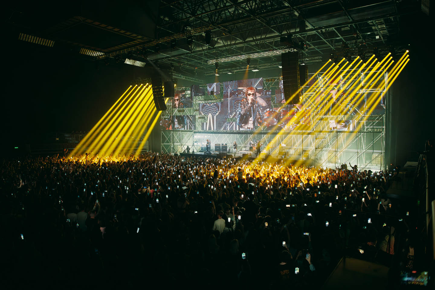 Multicam-кадр перформанса с 3 операторами Line Production, в проекте Media Show Group с клиентом Nolimit.