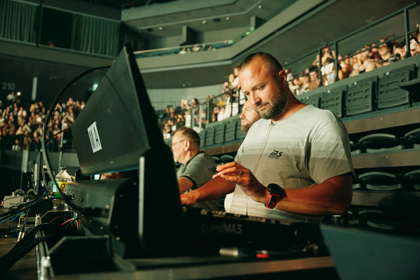 За кулисами: команда MS-Prod настраивает AV-оборудование перед стартом шоу под координацией Media Show Group.