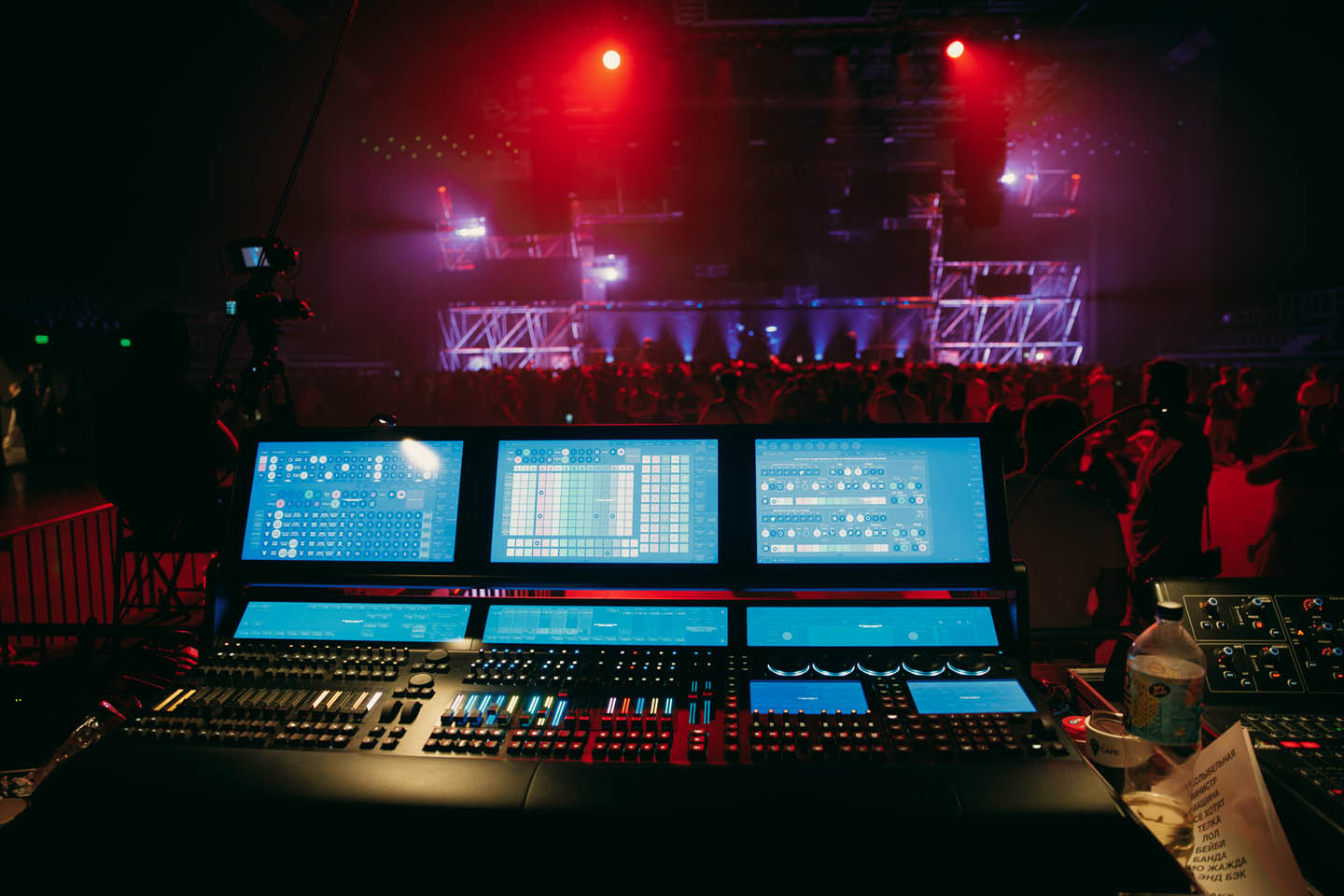 Фанаты взаимодействуют с артистами на концерте в Кишиневе, с ограждением в smoking area от MS-Prod и безопасностью Libra Guard.