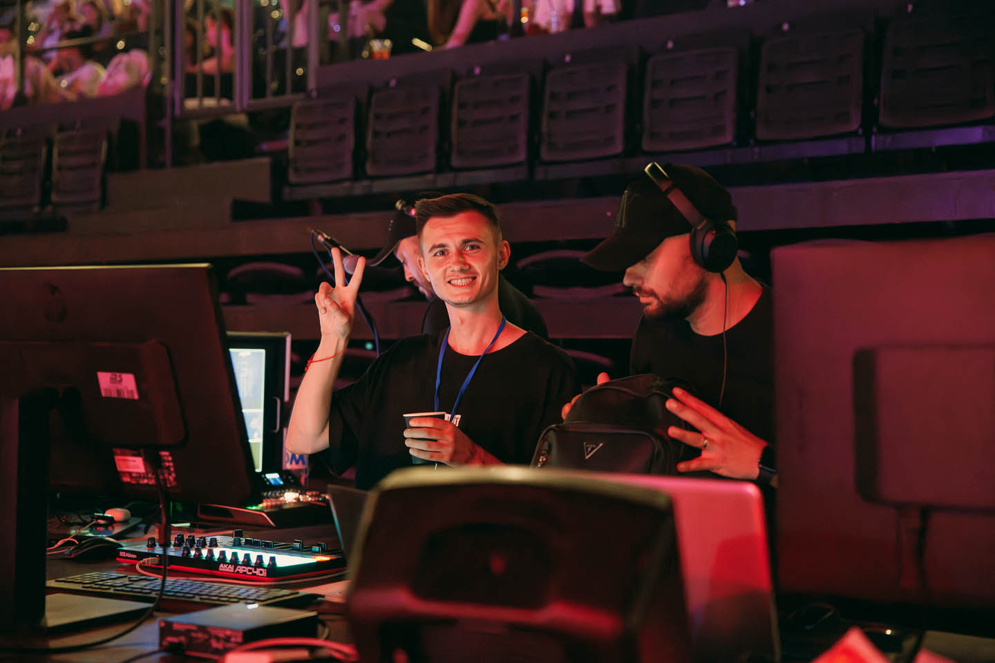 Крупный план сцены с high-energy перформансом группы, монтаж от MS-Prod и multicam-съемка Line Production для Media Show Group.