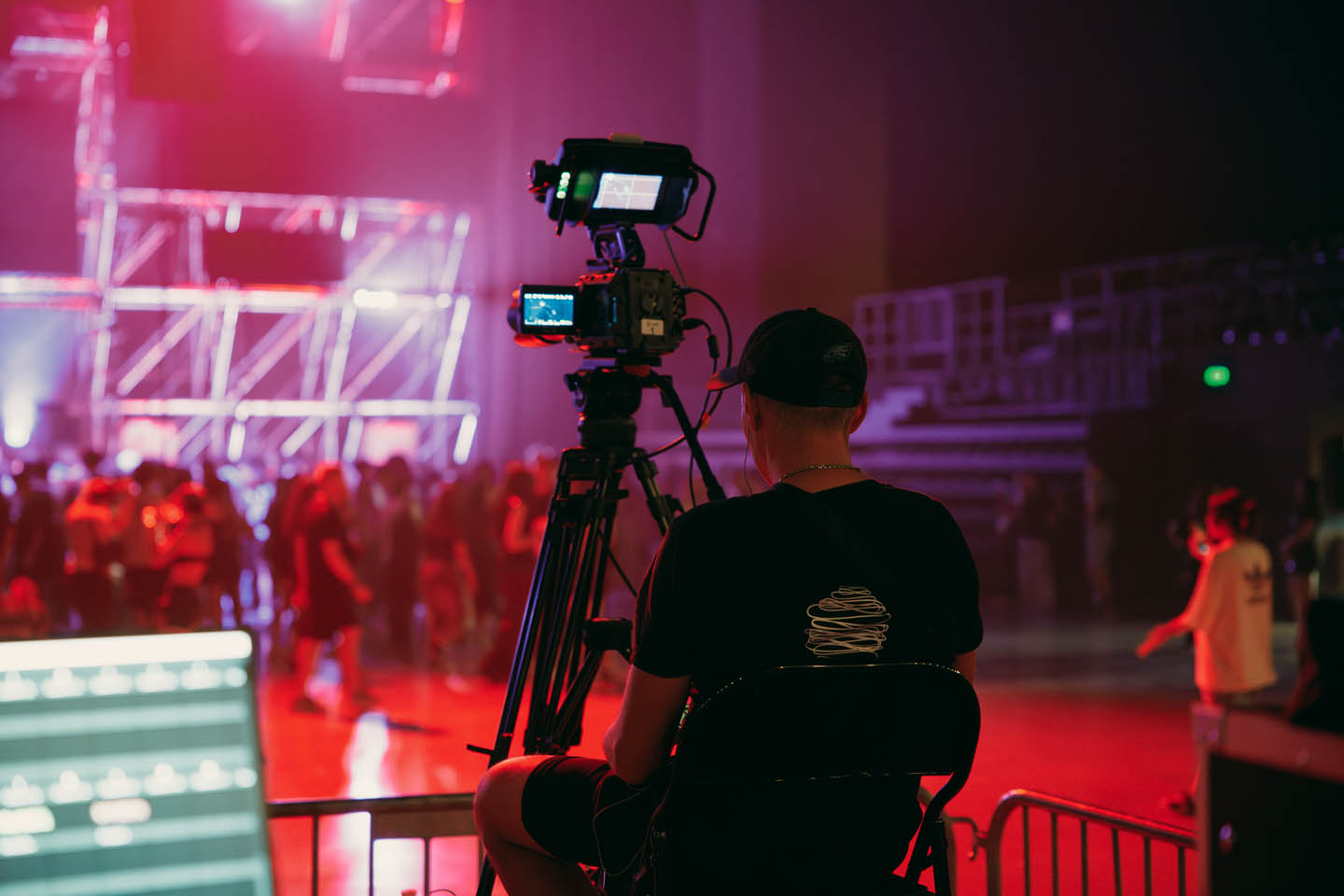 Multicam-кадр перформанса с 3 операторами Line Production, в проекте Media Show Group с клиентом Nolimit.