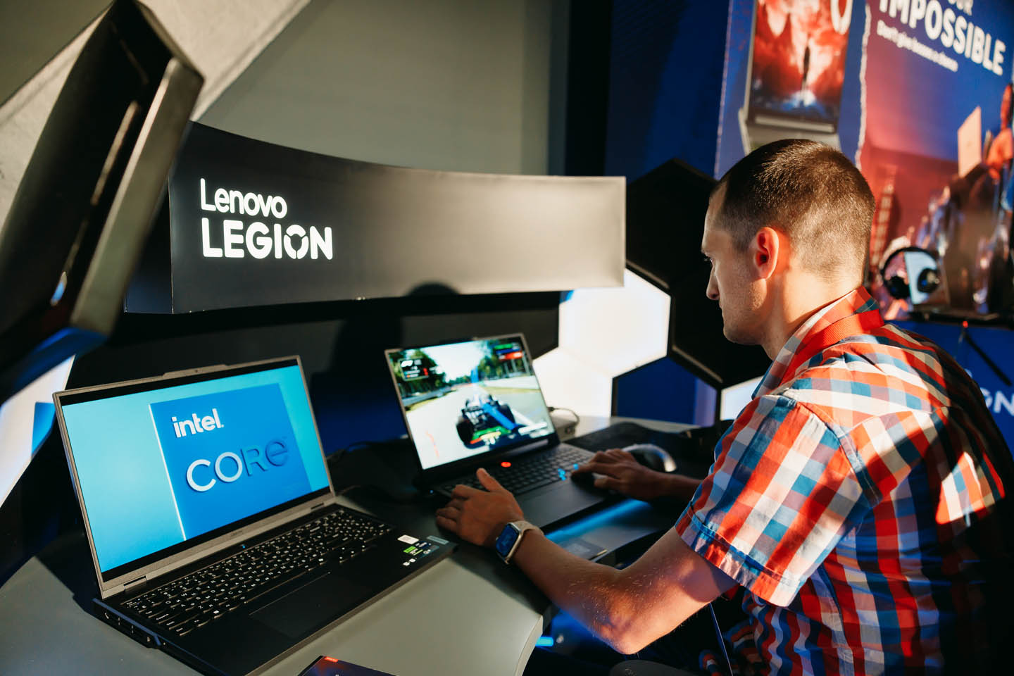 Expo-зона с планшетами YogaTab Plus и консолью Legion Go, брендированная Art Garage, с графикой на экранах Line Production под контролем Media Show Group.