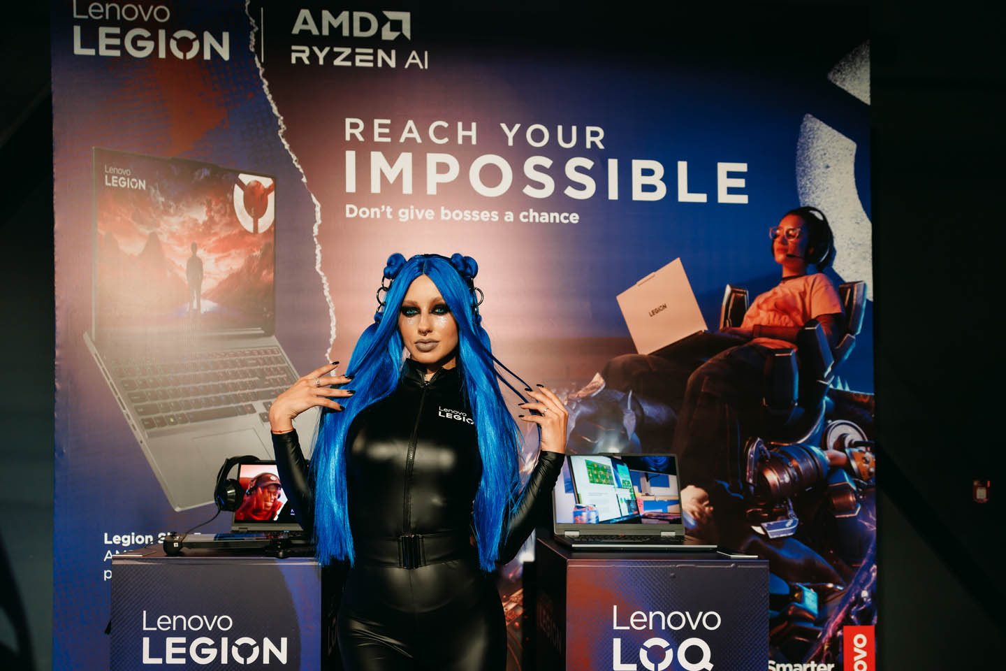 Фотозона с логотипом Lenovo от Art Garage, где гости позируют, с фотографом Line Production и безопасностью на мероприятии Media Show Group.Expo-зона с планшетами YogaTab Plus и консолью Legion Go, брендированная Art Garage, с графикой на экранах Line Prod